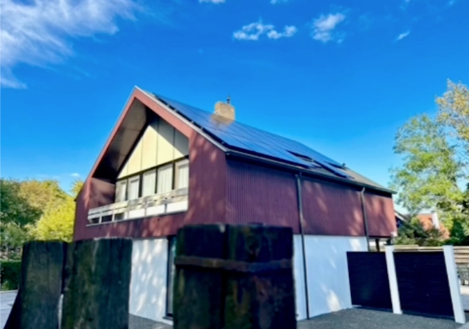 23 Zonnepanelen geplaatst op schuin bitumen dak