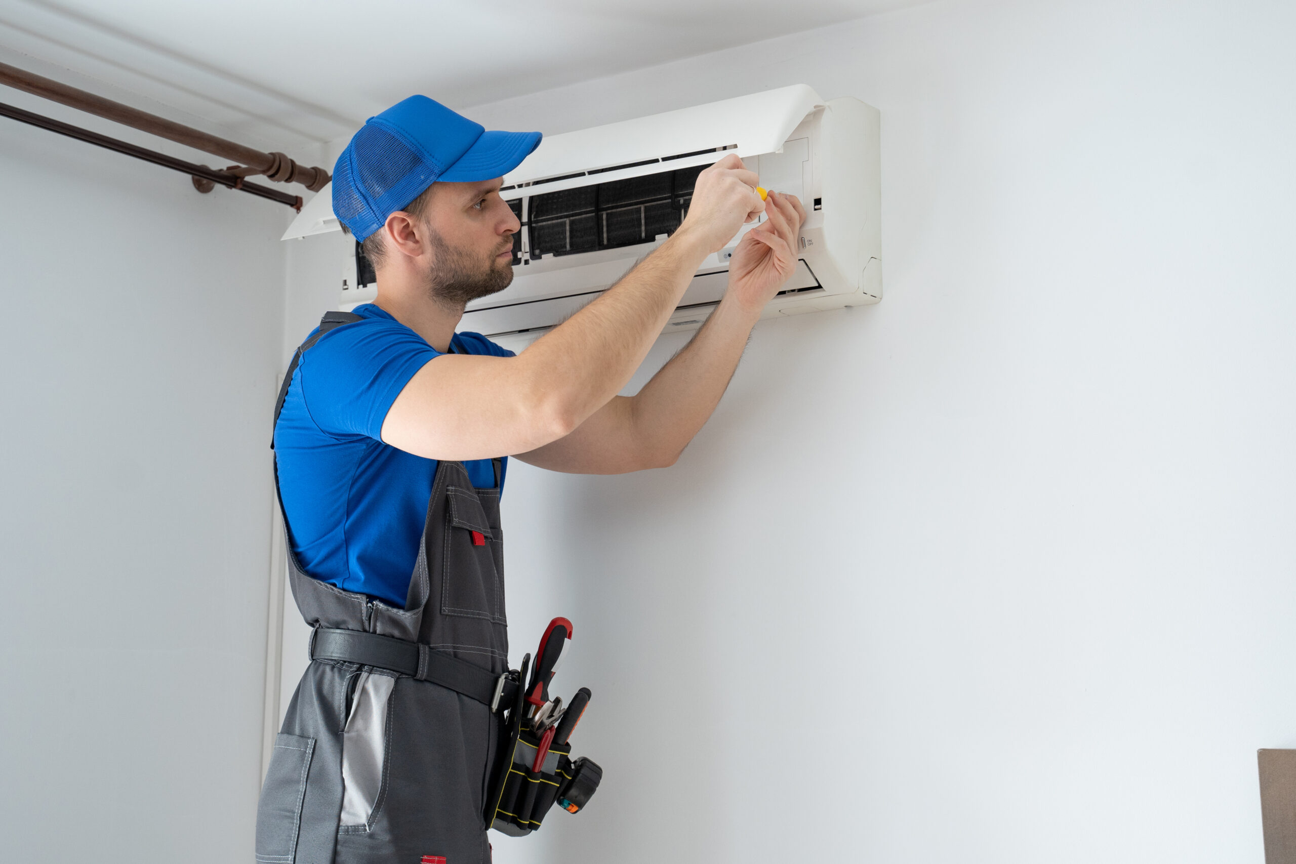 air conditioner on the wall airco in combinatie met zonnepanelen voor goedkoop koelen in de zomer
